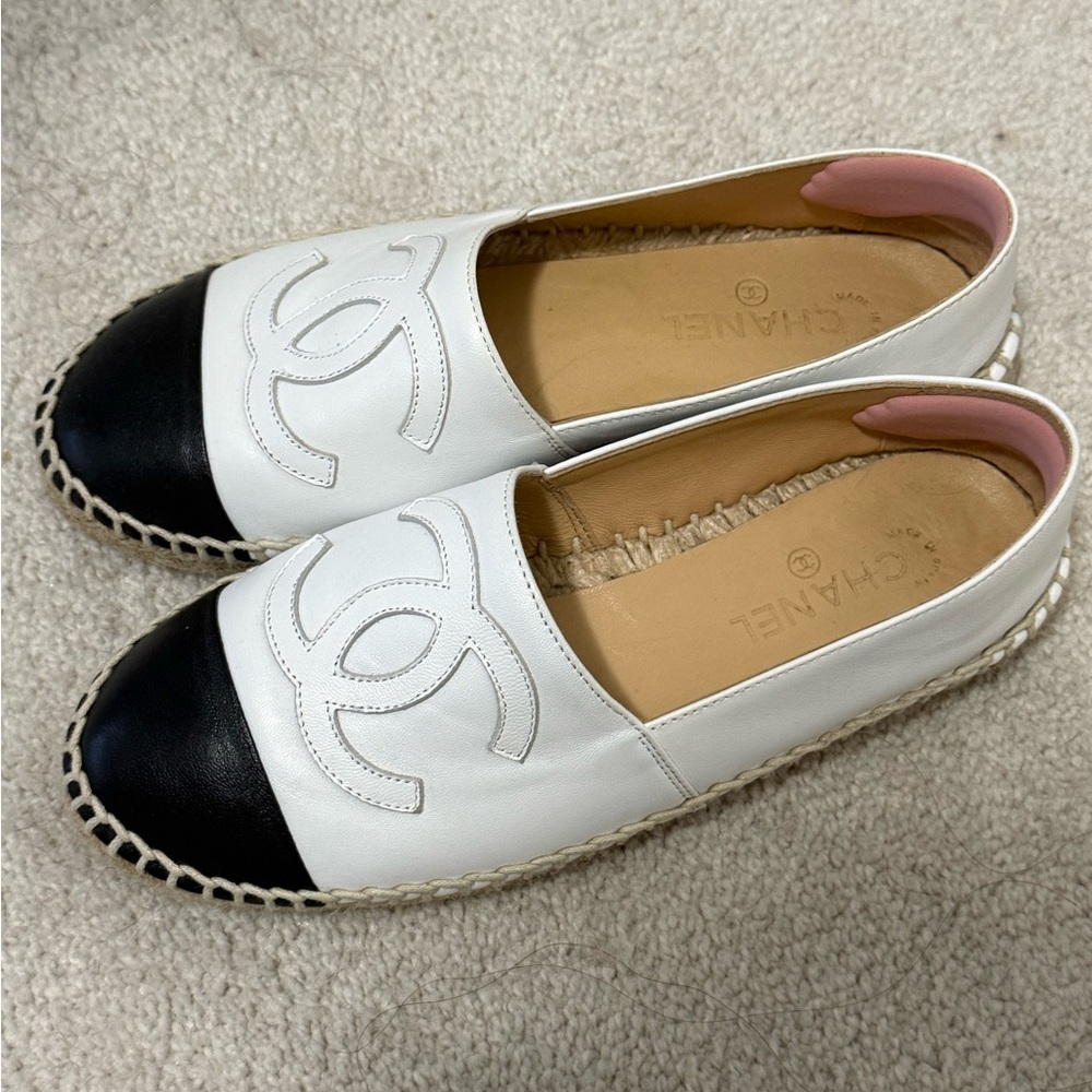 CHANEL White Leather Espadrilles with Black Cap Toe and Pink Heel Lining